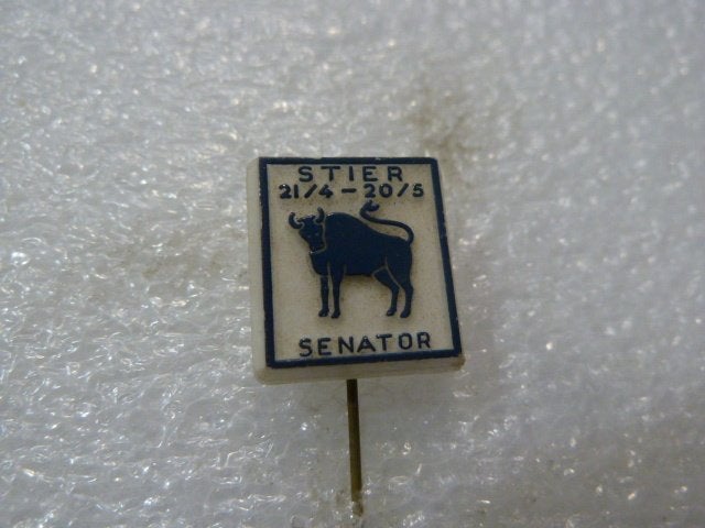 Vintage Speldje Sterrenbeeld Stier - Senator, Ophalen of Verzenden, Gebruikt, Overige onderwerpen, Speldje of Pin