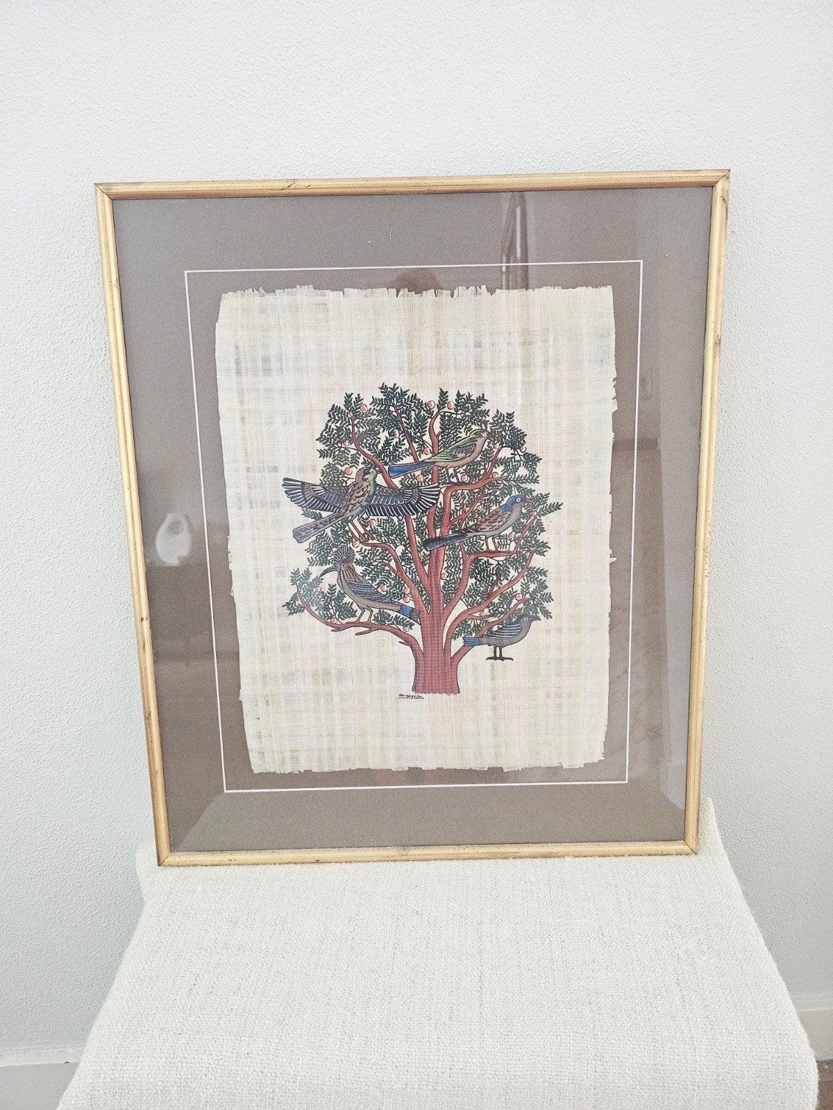 Ingelijste papyrus schildering met vogels en boom, Papier/karton, Gesigneerd, Ophalen of Verzenden, Dieren