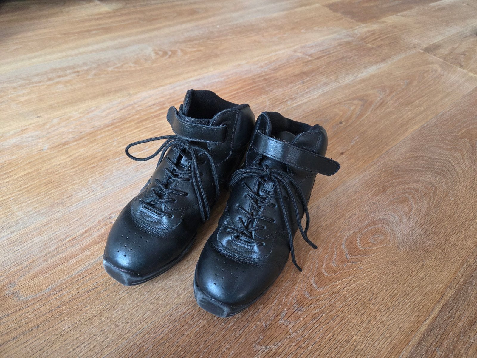 Zwarte Capezio danssneakers, maat 38. Als nieuw, Sport en Fitness, Ophalen of Verzenden, Zo goed als nieuw, Schoenen