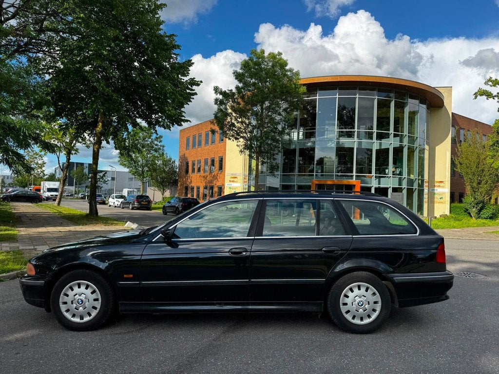 BMW 5-serie Touring 520i Executive, Auto's, Gebruikt, 150 pk, Zwart, Handgeschakeld