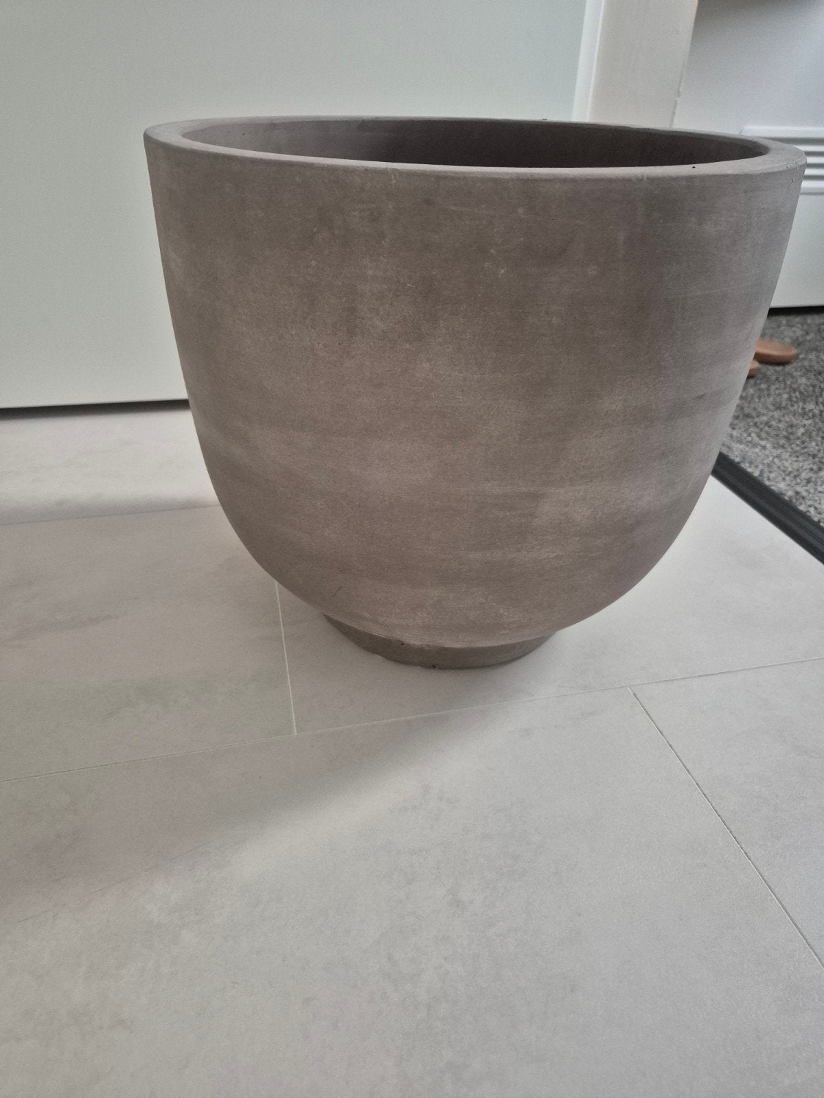 Grote mooie beige/taupe bloempot van steen 38øx34, Steen, Rond, Ophalen of Verzenden, Zo goed als nieuw