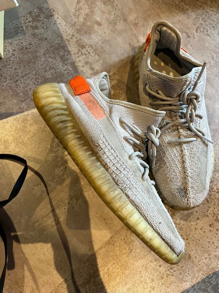 Adidas YEEZY boost maat 45,5 origineel beige oranje, Overige kleuren, Ophalen of Verzenden, Sneakers of Gympen, Zo goed als nieuw