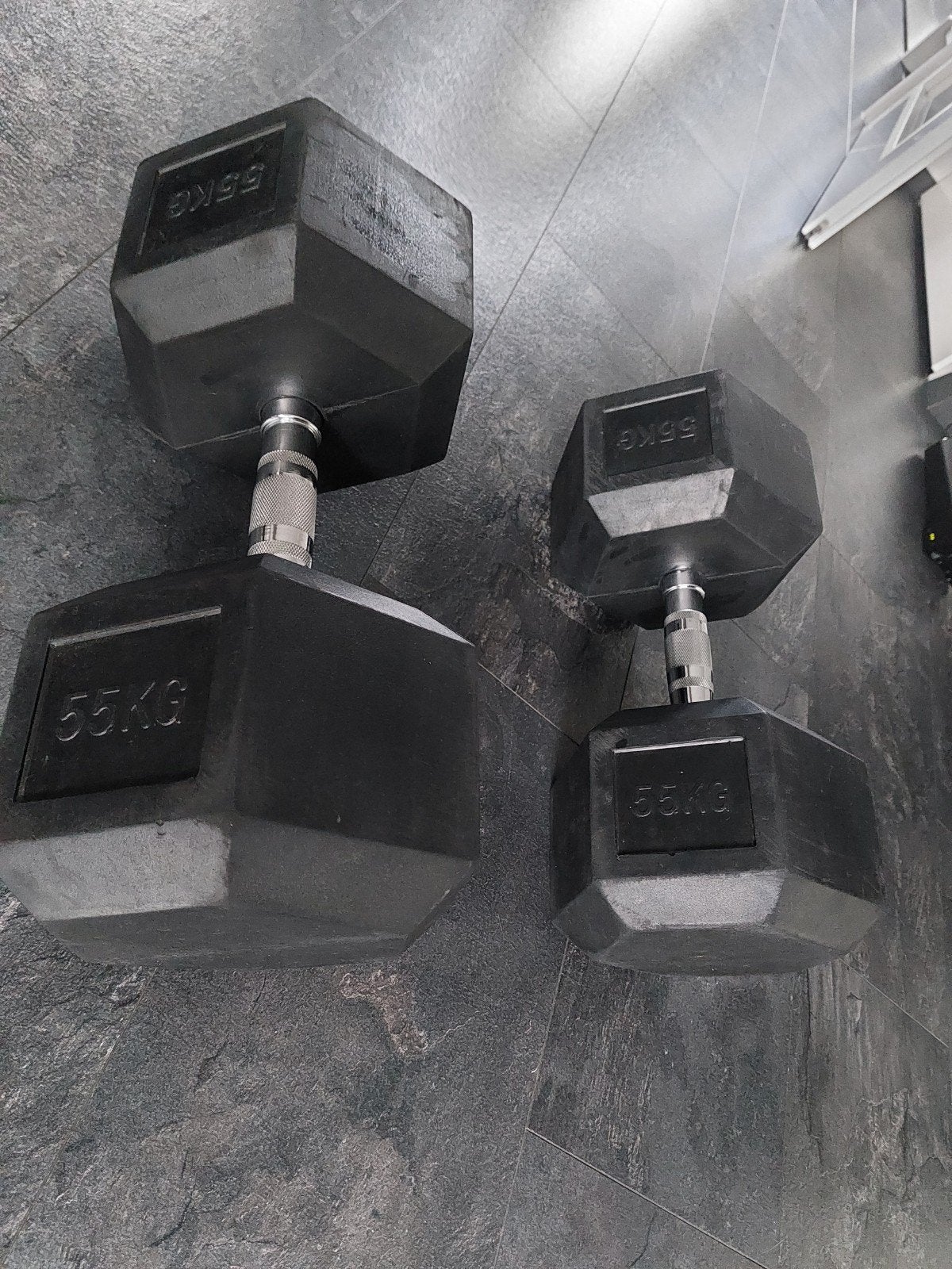 Set rubberen Hex Dumbbells 2x 55 kg (Totaal 110 kg), Sport en Fitness, Fitnessmaterialen, Ophalen, Dumbbell