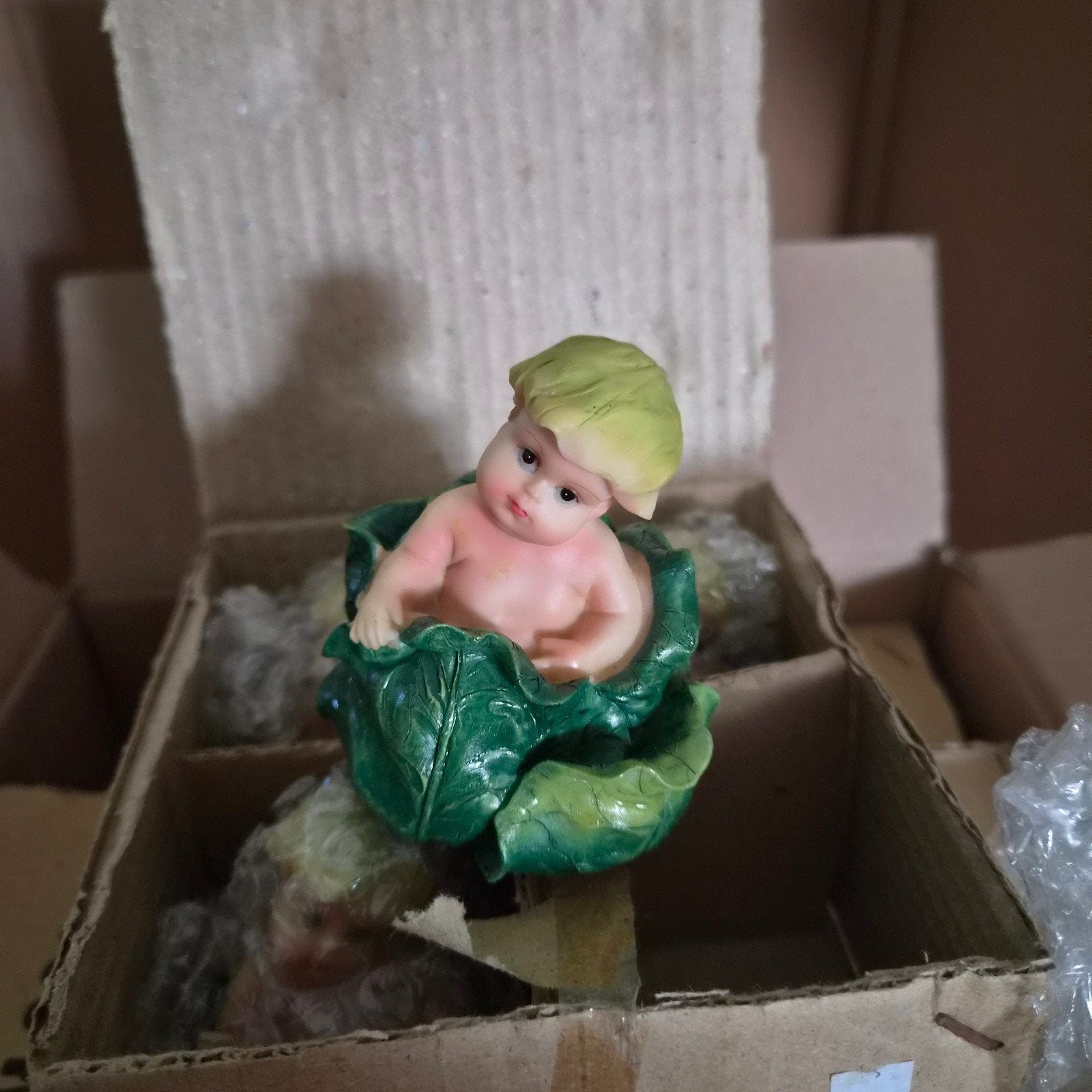 8x4 Beeldjes van baby in koolblad - 8 cm hoog, Ophalen of Verzenden, Nieuw
