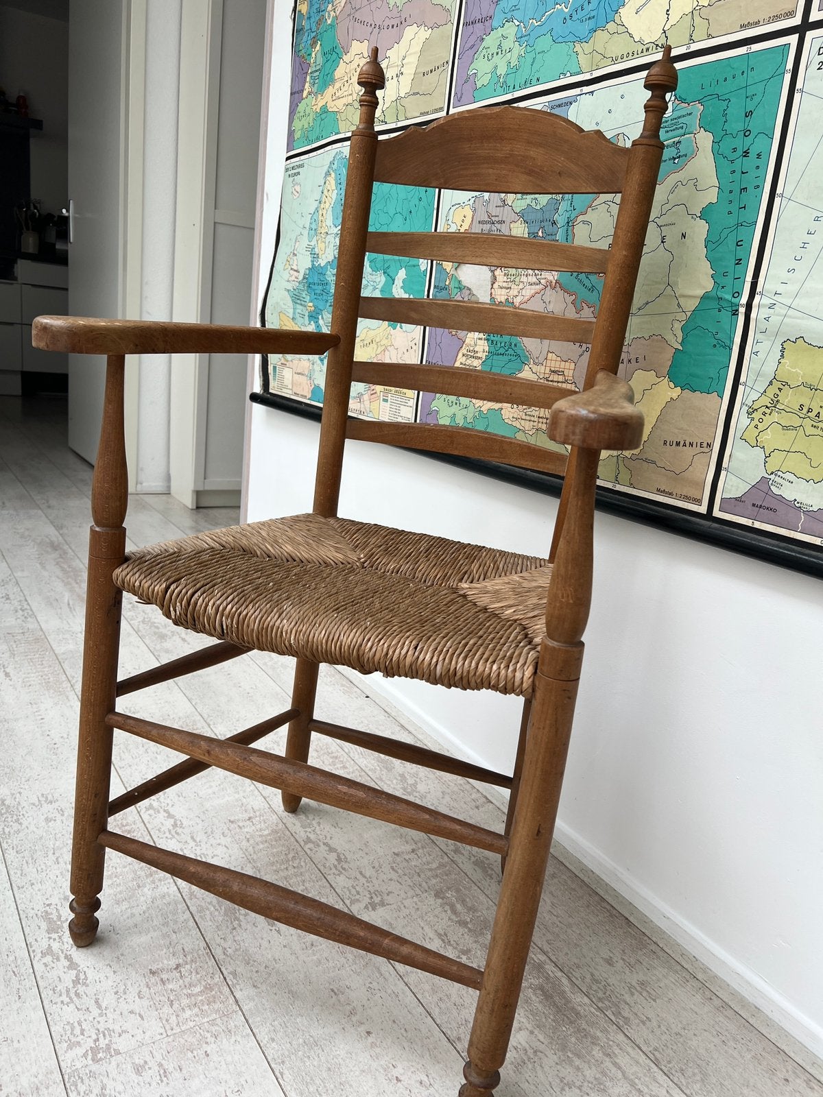 Antieke houten armstoel met biezen zitting, Antiek en Kunst, Ophalen