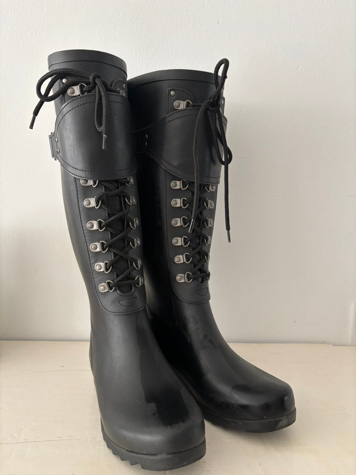 Ugg regenlaarzen, Kleding | Dames, Ophalen of Verzenden, Zo goed als nieuw, Zwart, Regenlaarzen