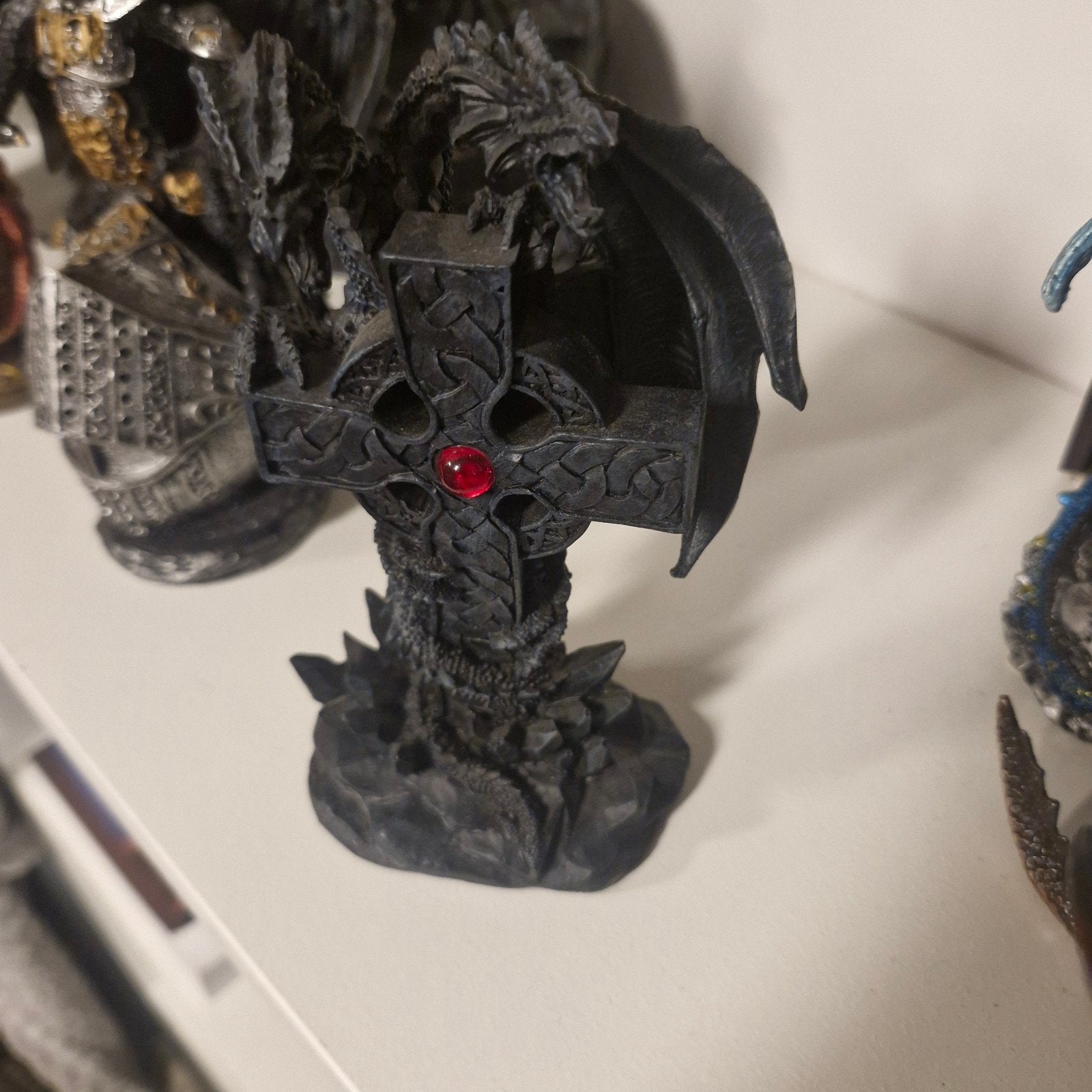 Draak met Keltisch Kruis Beeldje - Fantasy Decoratie
