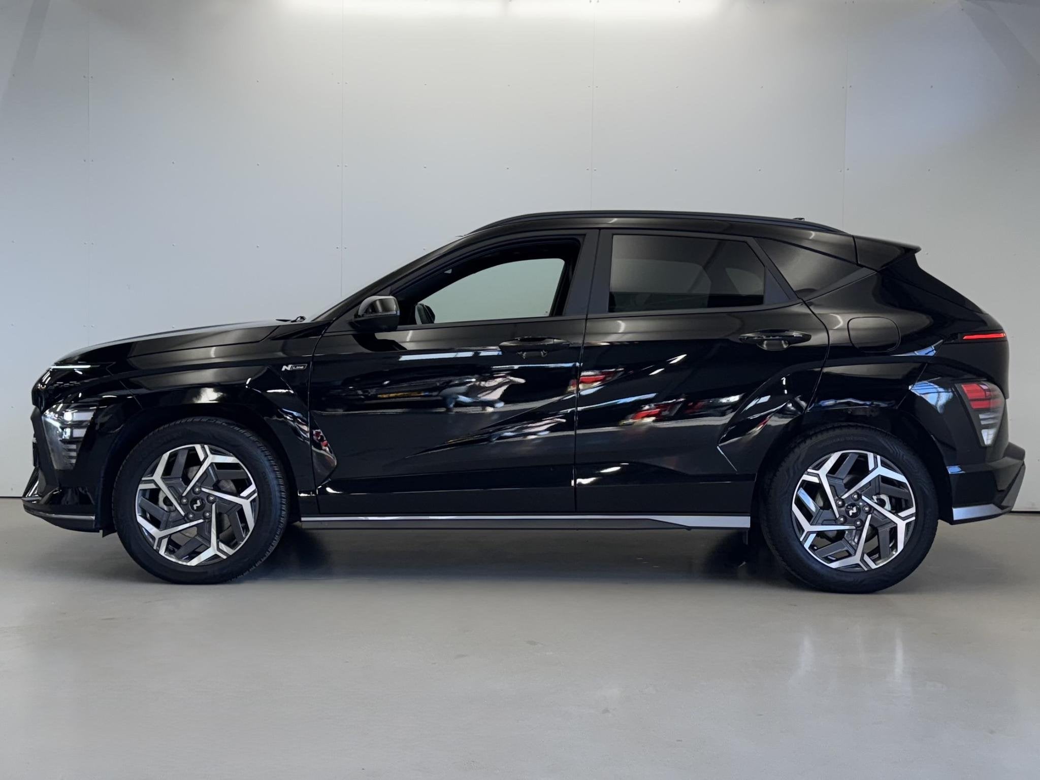 Hyundai Kona 1.6 GDI HEV N Line Sky | Panoramadak | Zeer Com, 12 maanden, Gebruikt, Euro 6, Zwart