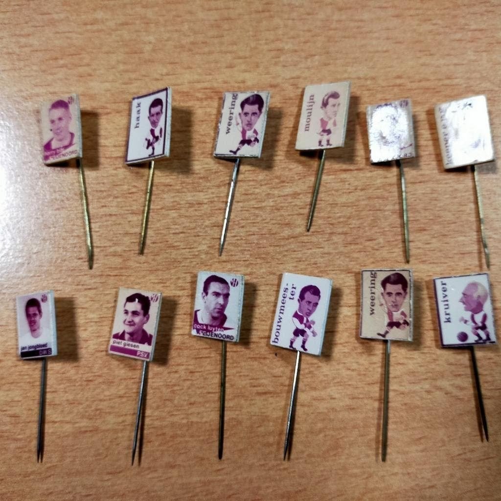 13 x Vintage voetbal speldjes van Nederlandse voetballers, Ophalen, Gebruikt, Sport, Speldje of Pin
