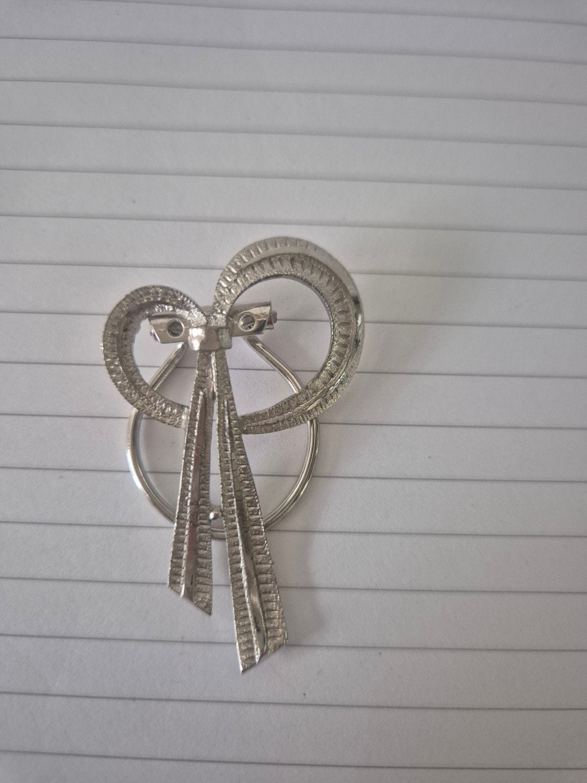 Zilverkleurige Sjaal Hanger / Broche - Elegant Design, Overige materialen, 4 tot 7 cm, Gebruikt, Ophalen of Verzenden