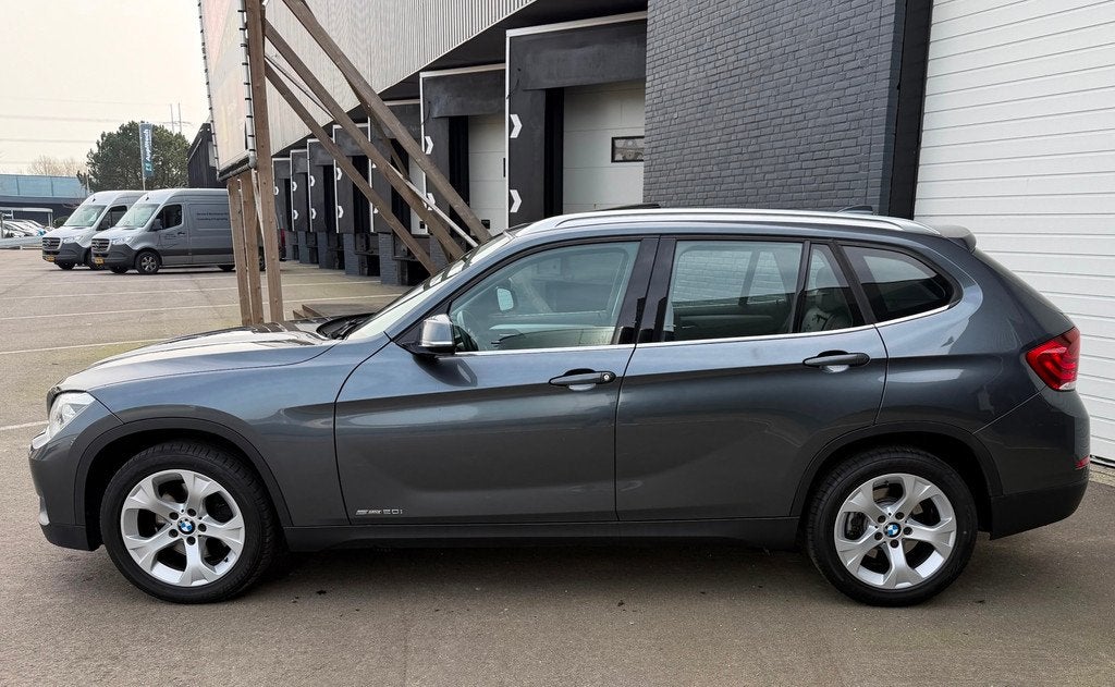 BMW X1 SDrive20i High Executive PANORAMADAK/LEDER/NAVI/LMV/P, 184 pk, SUV of Terreinwagen, Zilver of Grijs, 84 €/maand
