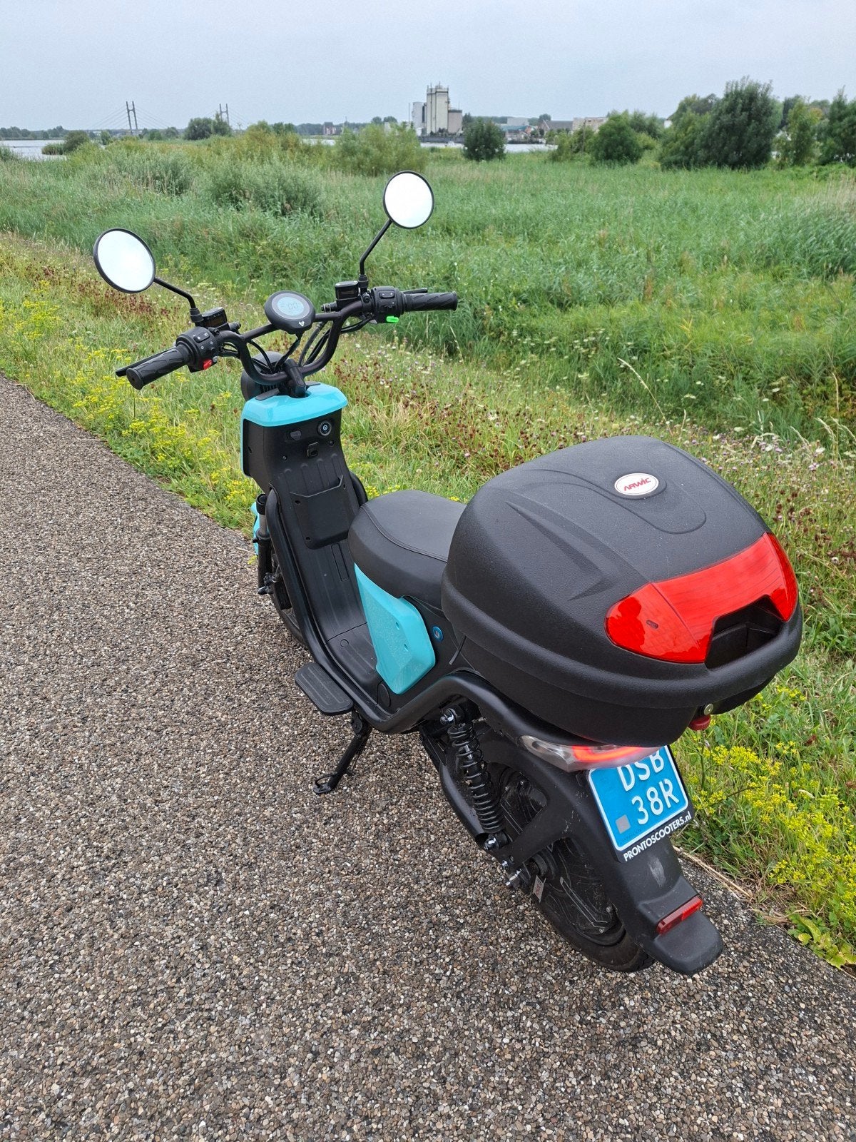Niu elektrische scooter met topkoffer, Fietsen en Brommers, Brommers | Overige merken, Ophalen, Zo goed als nieuw, Maximaal 25 km/u