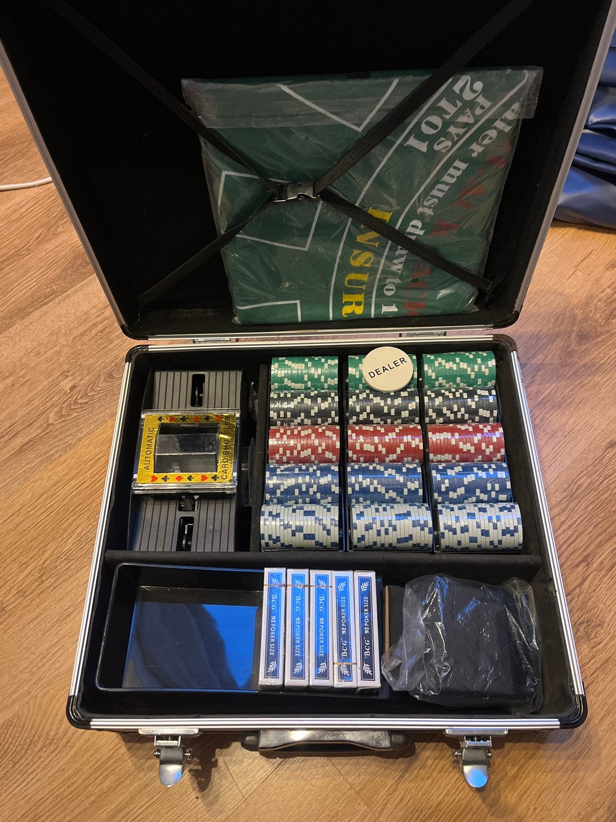Complete poker- en blackjackset met 600 ongebruikte chips, Vijf spelers of meer, Ophalen, Nieuw