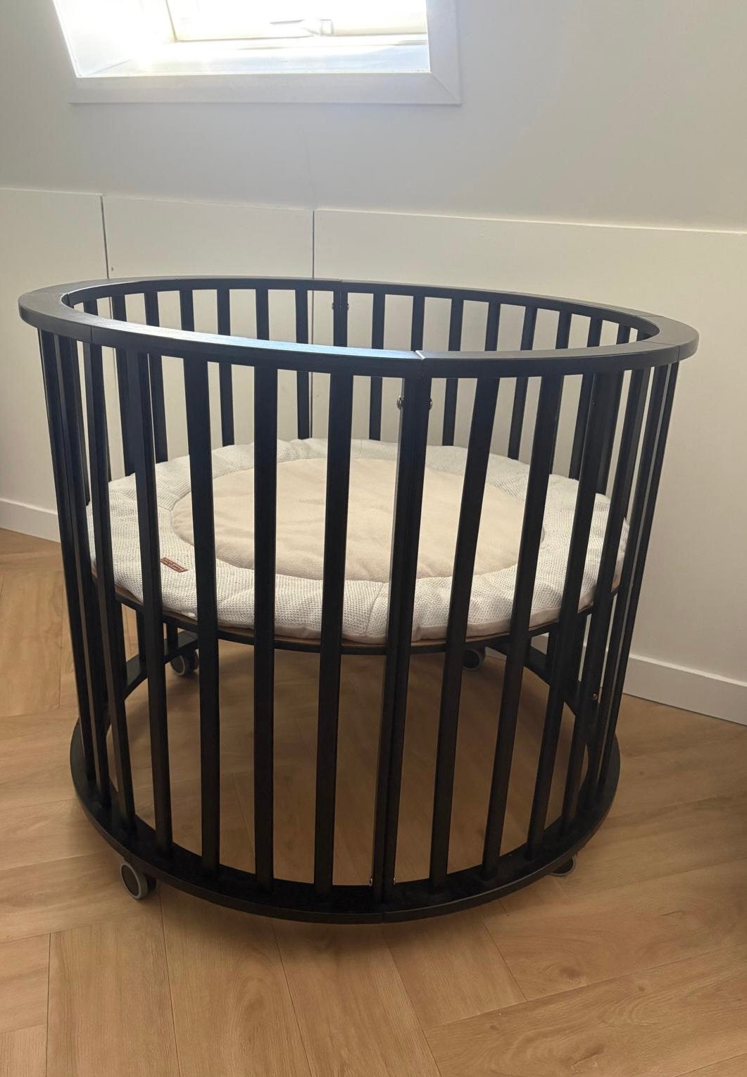 Rond box met wieltjes incl. kleed van Europe baby, Kinderen en Baby's, Boxen, Ophalen, Zo goed als nieuw, Rond, In hoogte verstelbaar