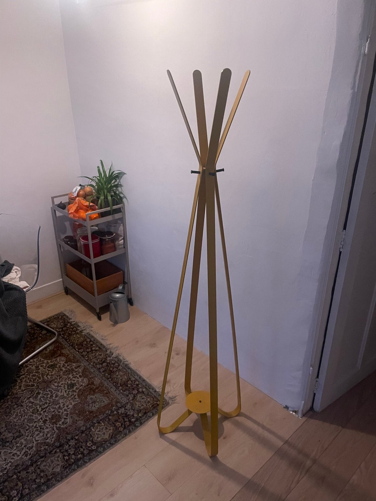 Gele staande kapstok - Modern en functioneel, Huis en Inrichting, Woonaccessoires | Kapstokken, Ophalen of Verzenden, Zo goed als nieuw