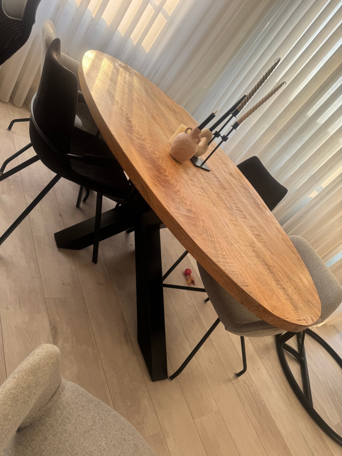 Ovale eettafel van mangohout met zwart metalen onderstel, Huis en Inrichting, Tafels | Eettafels, Ophalen, 100 tot 150 cm, Zo goed als nieuw
