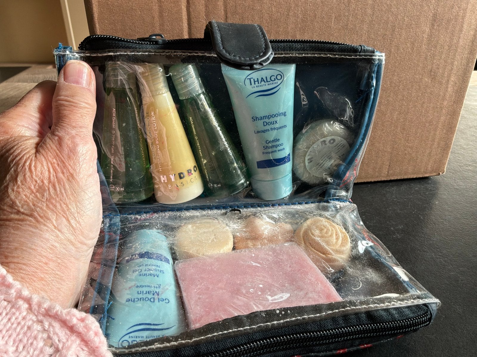 Reis toilettasje met diverse mini verzorgingsproducten, Ophalen of Verzenden, Zo goed als nieuw, Zwart, Heer of Dame
