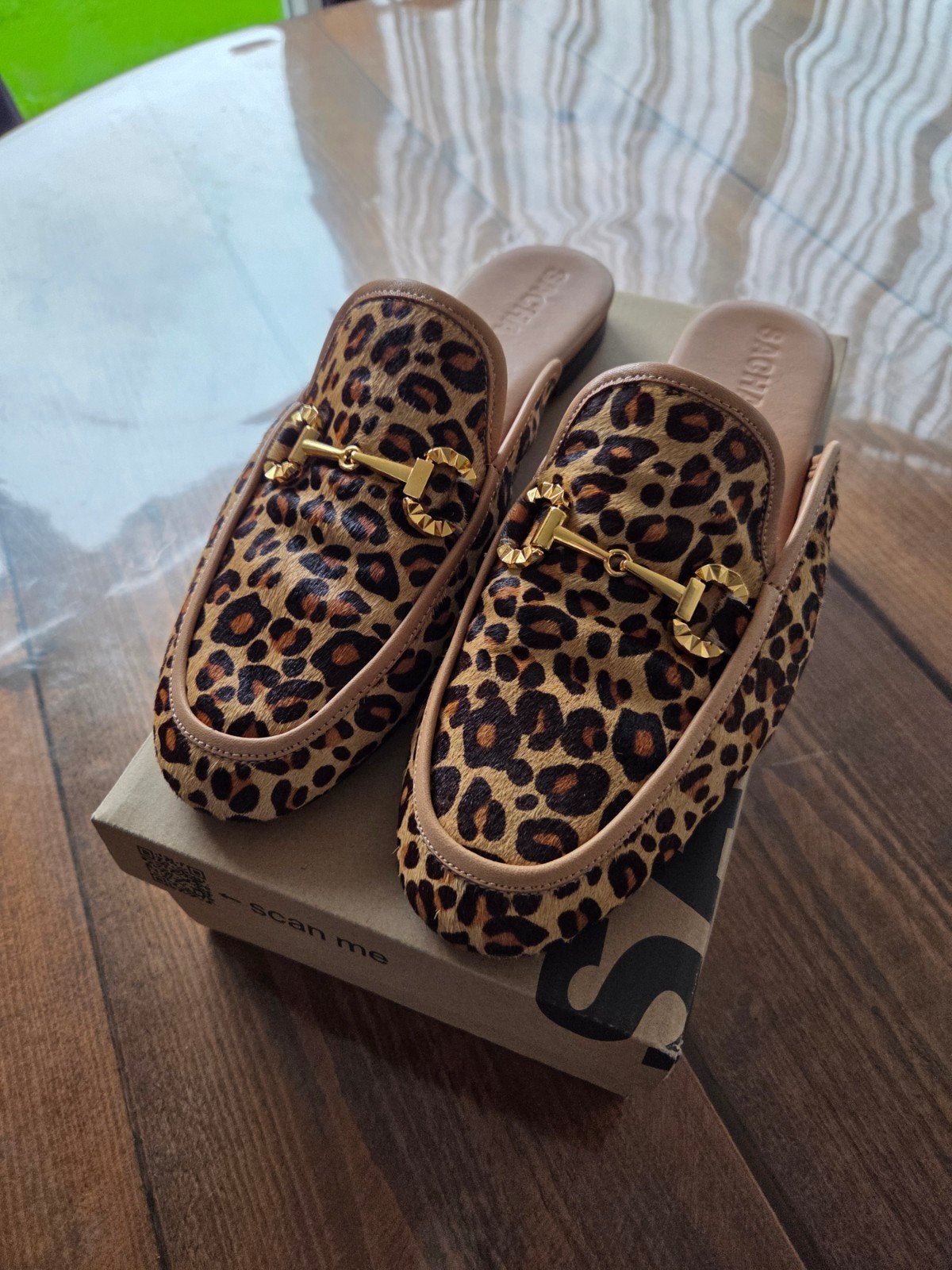 Panterprint instappers van Sasha - Zo goed als nieuw, Kleding | Dames, Bruin, Instappers, Sasha, Ophalen of Verzenden
