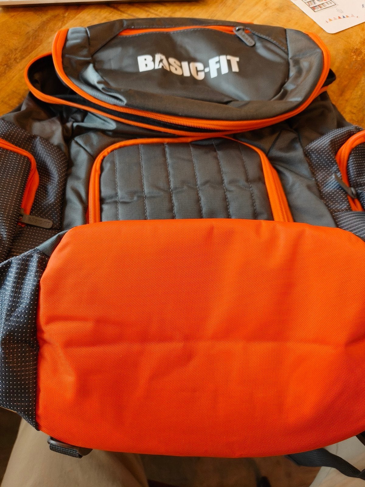 Basic-Fit rugzak - Oranje en grijs, Sieraden, Tassen en Uiterlijk, Tassen | Rugtassen, Overige merken, Gebruikt, 25 tot 40 cm