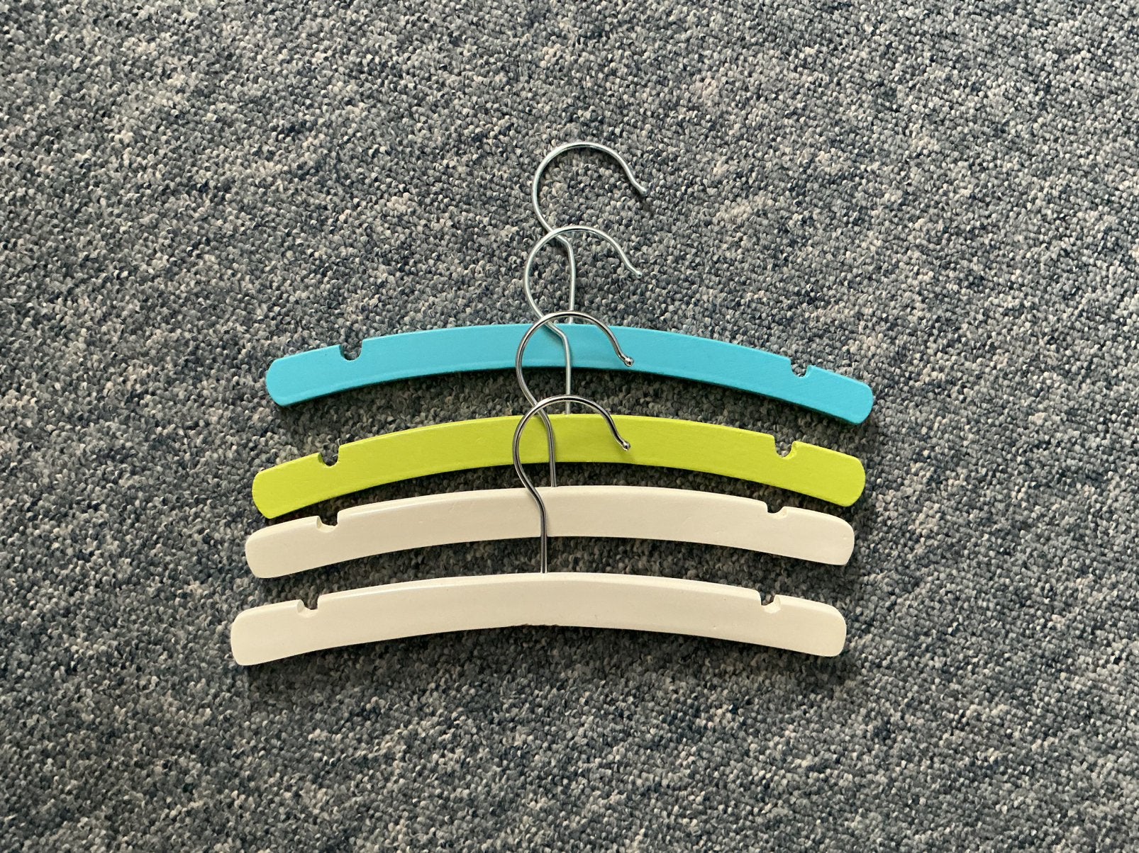 4 kinderkledinghangers, Kleding | Dames, Kledinghangers, Ophalen of Verzenden, Zo goed als nieuw, Hout