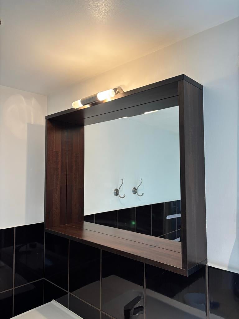 Moderne spiegel - donkerbruin hout, Ophalen, Spiegelkast, 50 tot 100 cm, Zo goed als nieuw