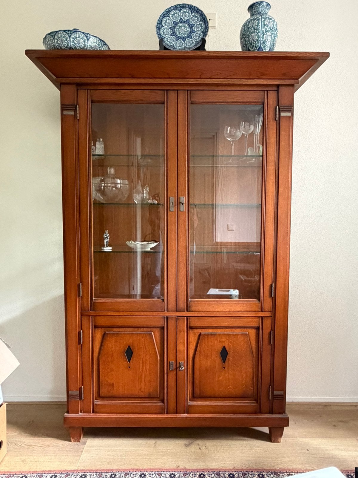 Vitrinekast, salaontafel, site table en bijzettafel, Ophalen