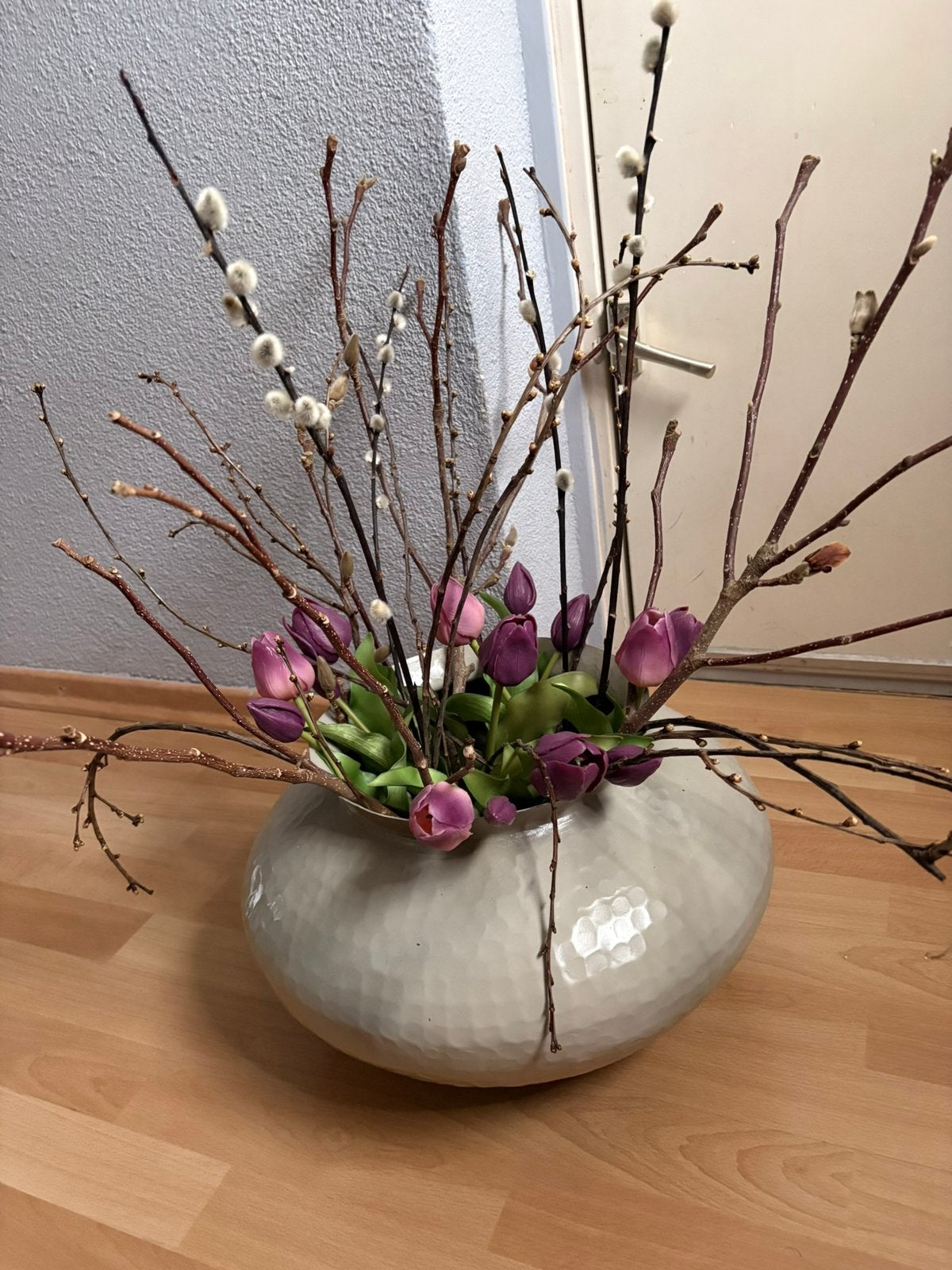Grote metalen pot met kunst tulpen en takken, Ophalen of Verzenden