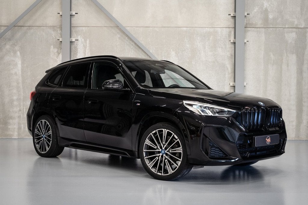 BMW IX1 XDrive30 67 kWh | SOH 99% | M-sport | Trekhaak | Mas, Auto's, BMW, Automaat, Gebruikt, Zwart, Zwart