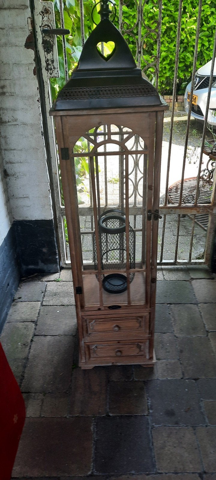 Houten lantaarn met metalen details en lades, Ophalen