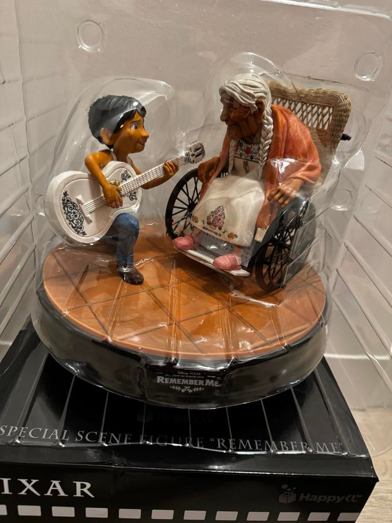 Disney Coco "Remember Me" Beeldje - Miguel en Mamá Coco, Verzamelen, Ophalen of Verzenden, Overige figuren, Nieuw, Beeldje of Figuurtje