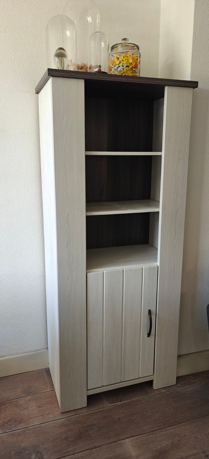 Stijlvolle (boeken)kast met deurtje en planken, Met deur(en), Zo goed als nieuw, Modern, 150 tot 200 cm