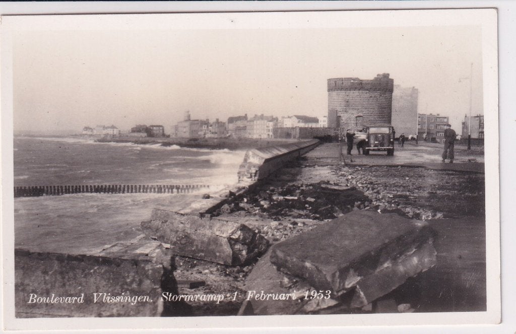 Vlissingen Boulevard  stormramp 1953, Verzamelen, Ansichtkaarten | Nederland, Verzenden, 1940 tot 1960, Zeeland