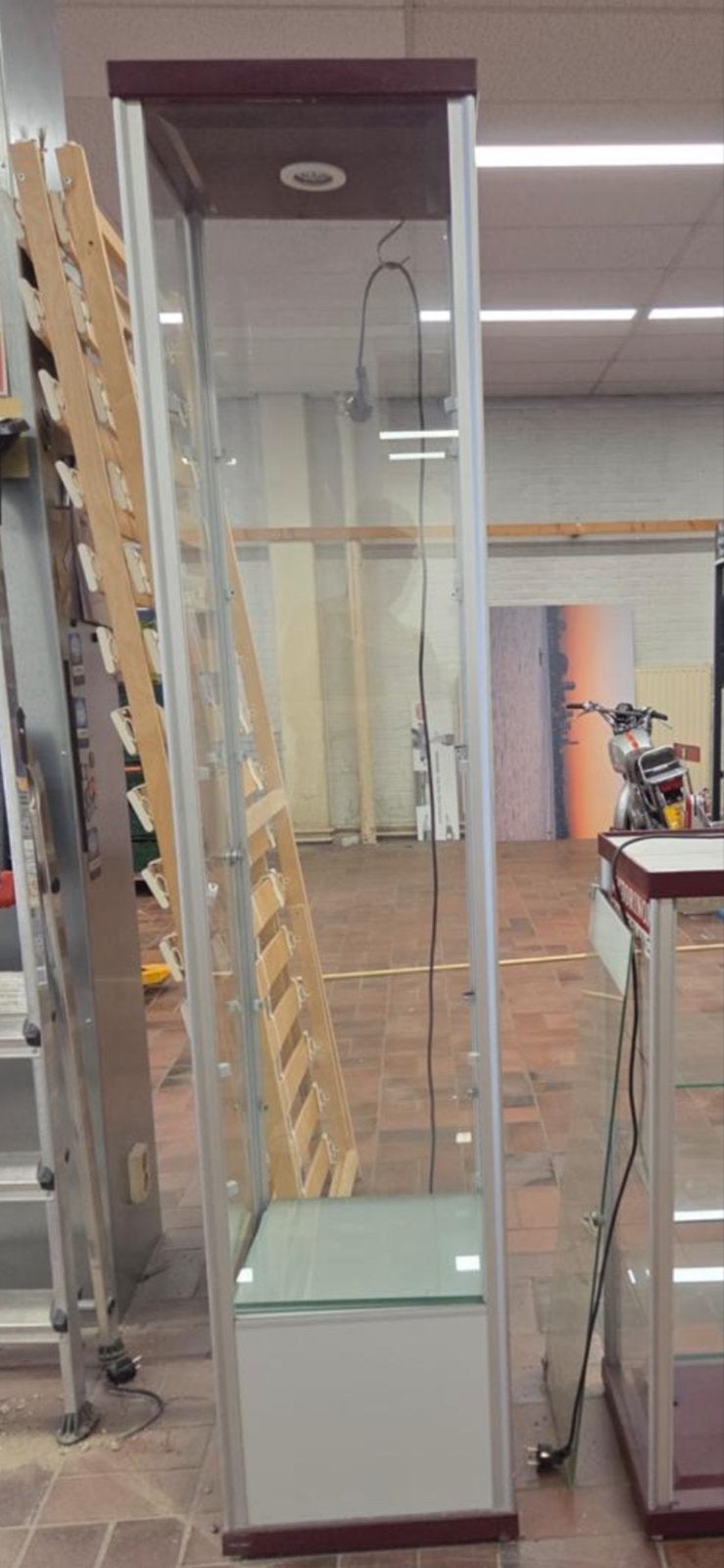 Hoge glazen vitrinekast met verlichting, Minder dan 50 cm, Gebruikt, 200 cm of meer, Ophalen of Verzenden