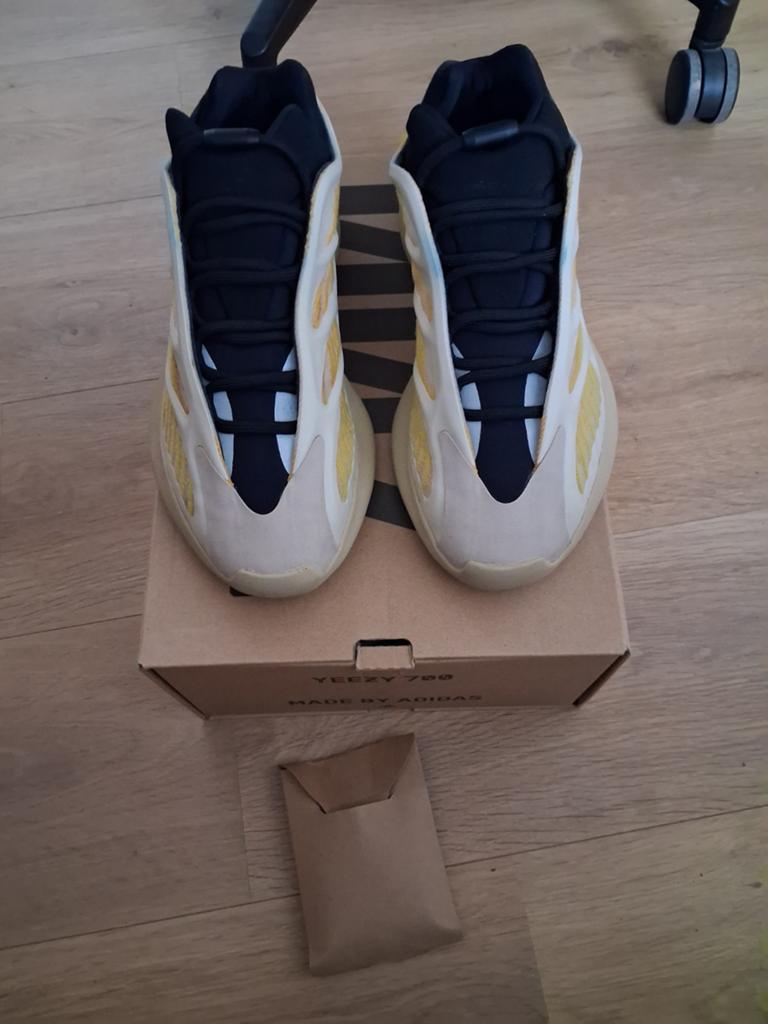 Nieuwe Yeezy 700 V3 Sneakers Maat 44 - Originele Verpakking, Kleding | Heren, Schoenen, Overige kleuren, Nieuw, Ophalen of Verzenden
