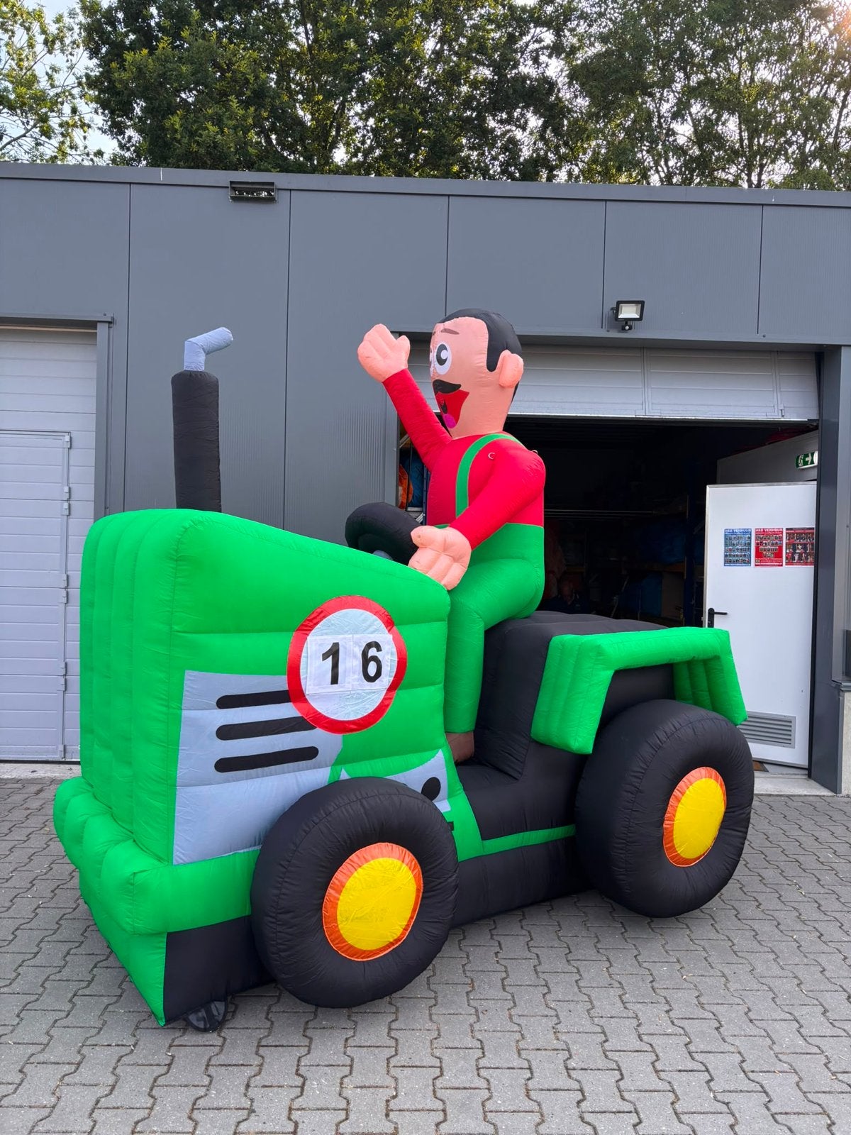 Opblaasbare blauwe of groene trekker tractor Vriezenveen, Ophalen, Nieuw, Abraham of Sarah