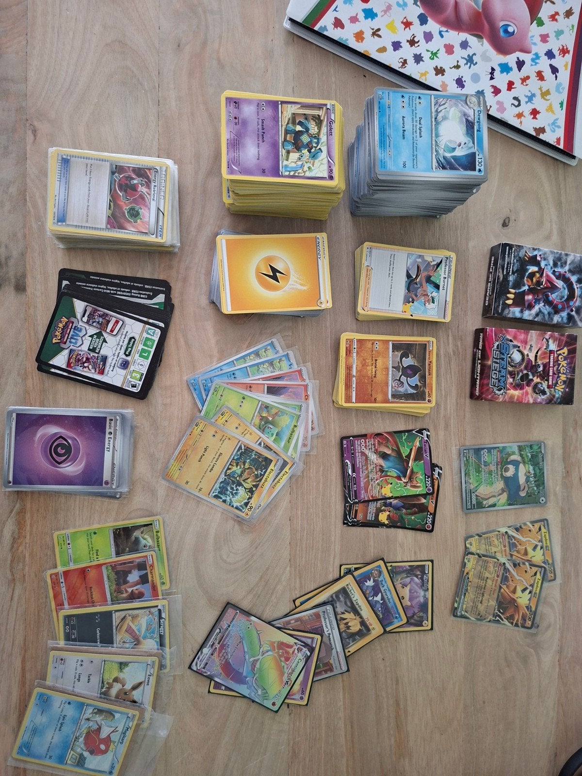 Pokemon (151) collectie, inclusief map, twee decks etc., Ophalen of Verzenden, Nieuw, Meerdere kaarten, Foil