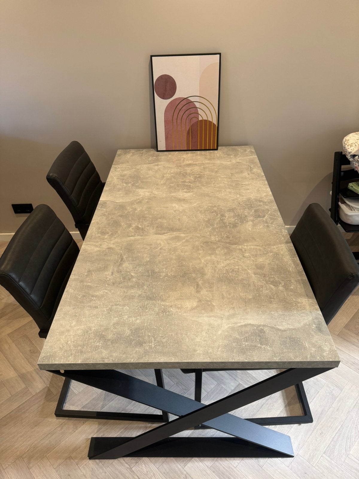 Te koop 4x eetkamer stoel en een beton look eetkamer tafel, Ophalen, Zo goed als nieuw, 4 tot 6 stoelen