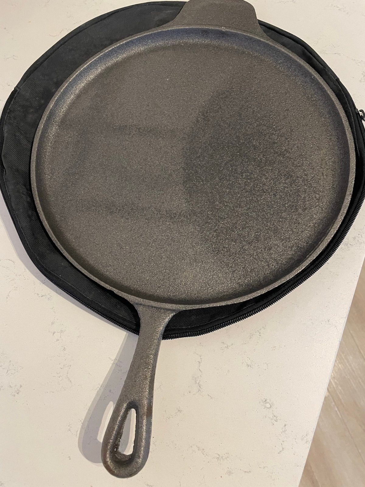 Gietijzeren pizza/pannenkoekenpan met hoes - Ongebruikt, Huis en Inrichting, Keuken | Potten en Pannen, Gietijzer, Met deksel