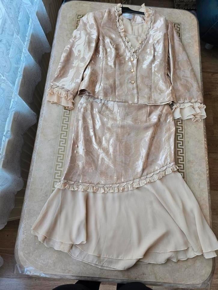 Pak kostuum jas en rok met blouse maat 42 als 40, Maat 38/40 (M), Kostuum of Pak, Beige, Ophalen of Verzenden