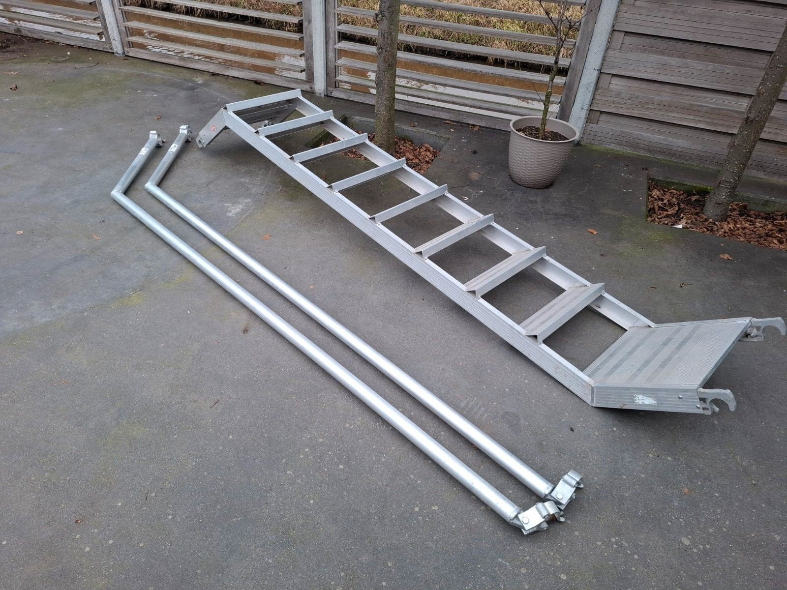 Altrex RS5 steigertrap inclusief leuningschoren, Doe-het-zelf en Verbouw, Steigers, Ophalen, Zo goed als nieuw