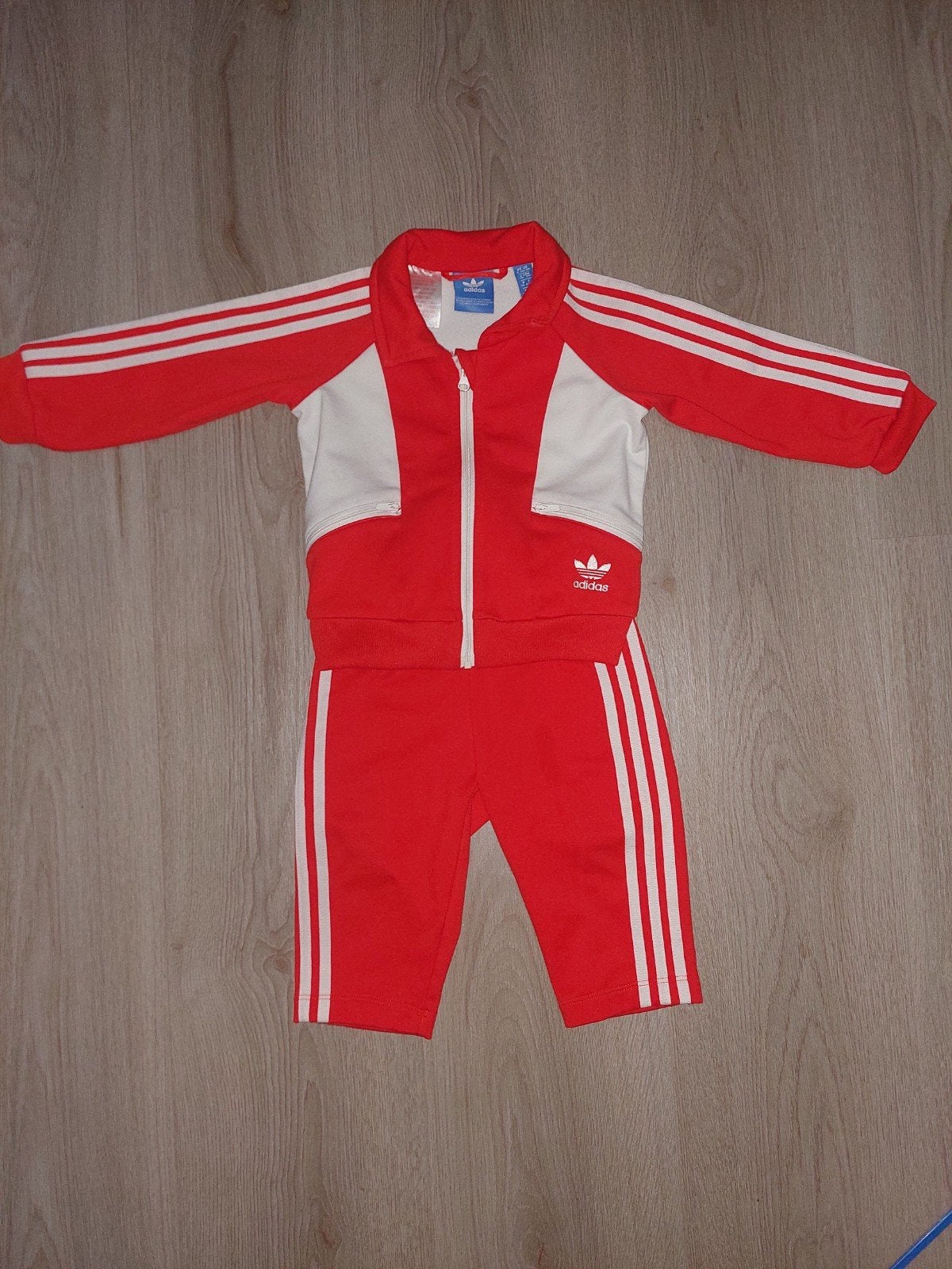 Adidas trainingspak rood/wit voor baby's. Maat 74, Kinderen en Baby's, Ophalen of Verzenden, Gebruikt, Adidas, Jongetje of Meisje
