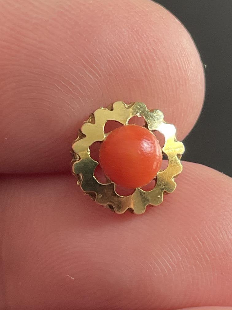 Antieke geelgouden oorstekers met bloedkoraal, Sieraden, Tassen en Uiterlijk, Ophalen of Verzenden, Goud, Oorbellen
