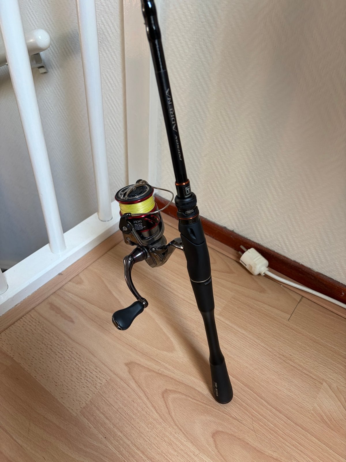 Shimano Poison Adrena + Stradic C14 2500 Hengelset, Ophalen, Zo goed als nieuw, Complete hengel