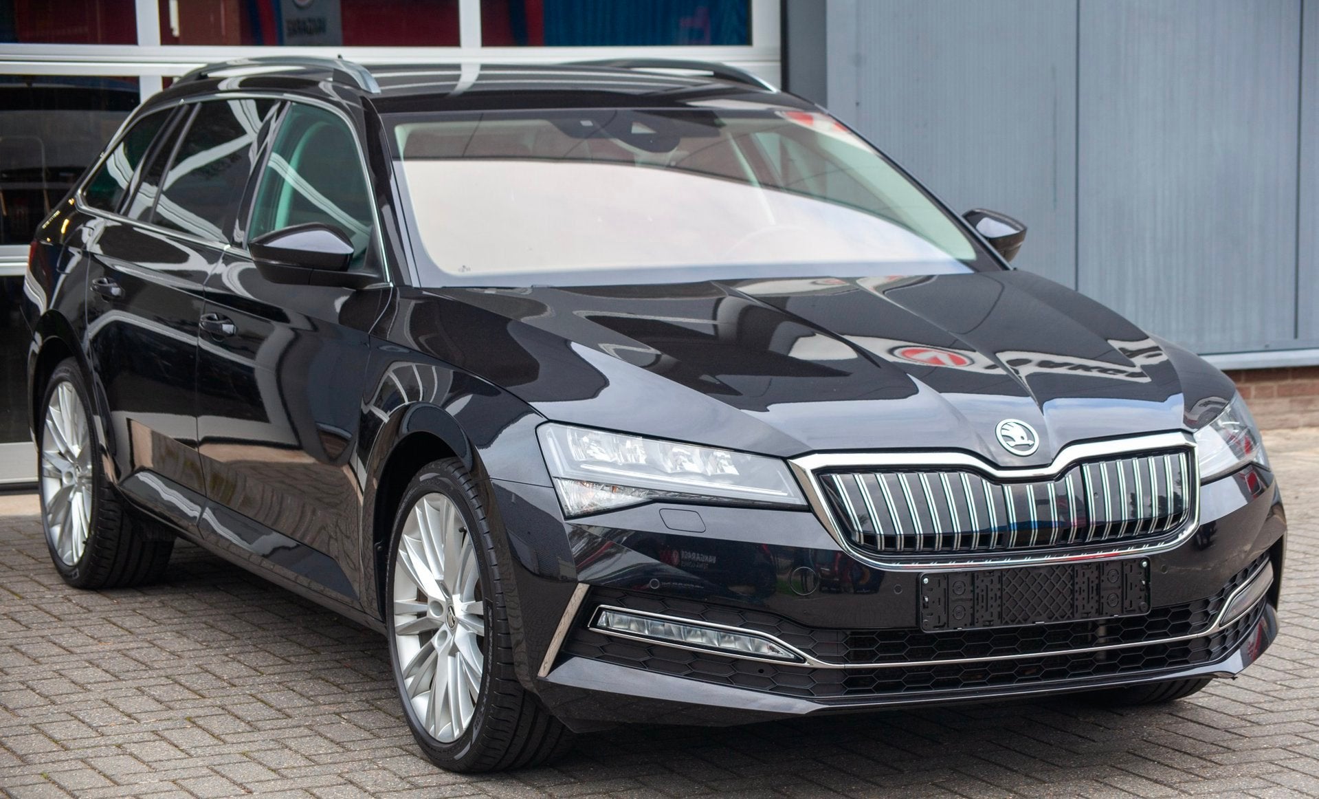 Skoda Superb Combi 1.4 TSI iV Business Edition Plus, Dealer onderhouden, Gebruikt, Zwart, Hybride Elektrisch/Benzine