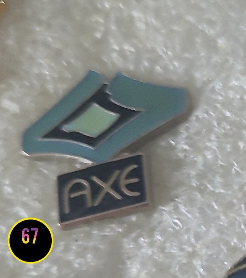 Axe Pin - Uniek Verzamelobject, Verzenden, Gebruikt, Merk, Speldje of Pin
