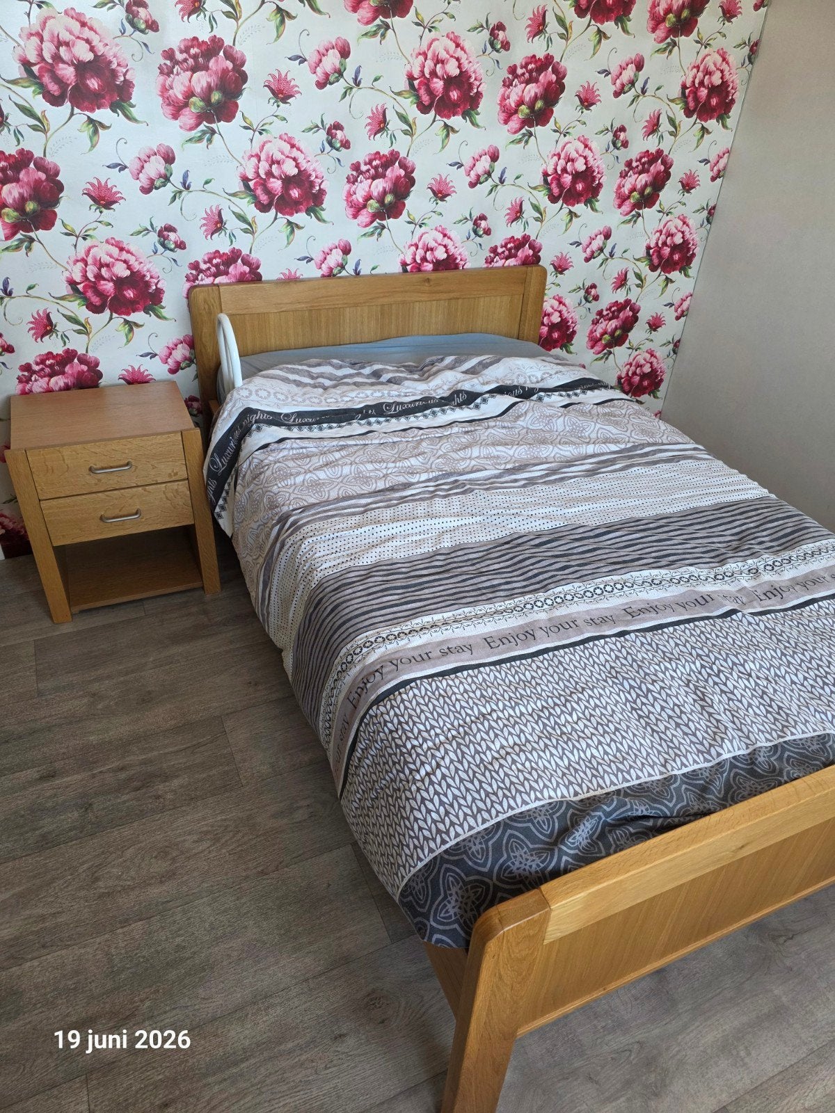 Houten seniorenbed met nachtkastje, Ophalen, 90 cm, Eenpersoons, Bruin