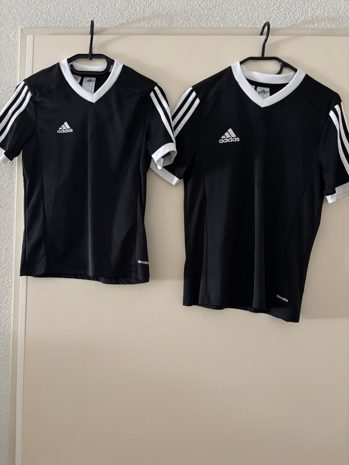 2x Adidas Climalite Voetbalshirts Zwart Maat 152 en maat 164, Kinderen en Baby's, Ophalen, Zo goed als nieuw, Jongen, Sport- of Zwemkleding
