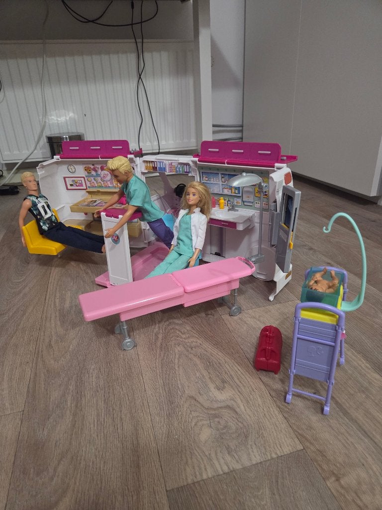 Barbie in de ambulance 10 euro, Ophalen of Verzenden, Zo goed als nieuw, Barbie