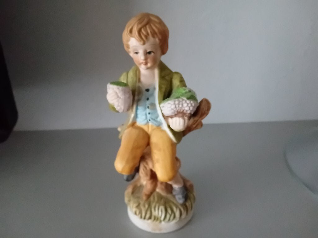 Vintage Beeldje Jongen op Boomstronk, Huis en Inrichting, Ophalen of Verzenden, Gebruikt, Steen/keramiek, Vintage