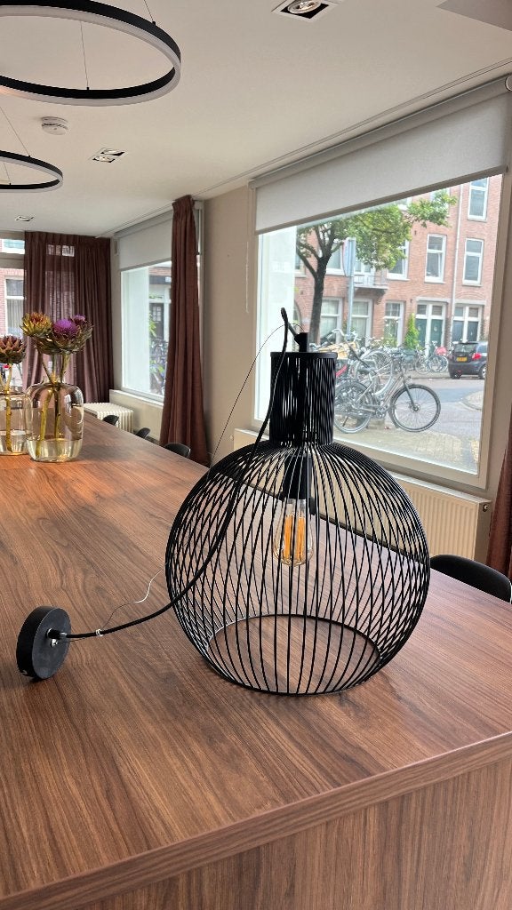 Zwarte hanglamp – modern & stijlvol, Huis en Inrichting, Lampen | Hanglampen, Ophalen, E27 (groot), Zo goed als nieuw, Metaal